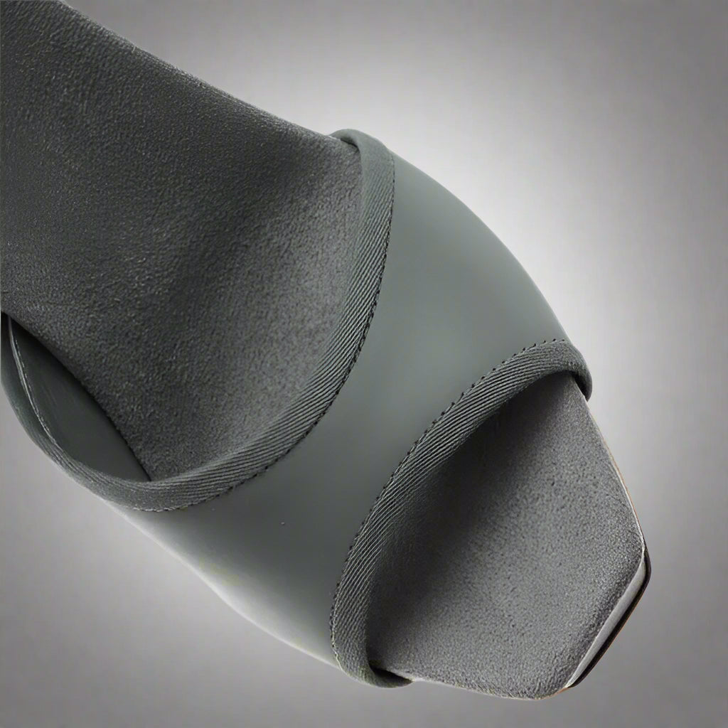 Loved By Lea: Gucci Grey Leather Gail Platform Sandals – Size 8.5/38.5 with Box