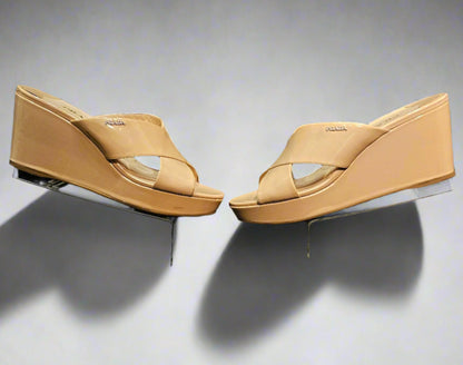 Loved By Lea: Pre-loved Prada Patent Leather Platform Slides – Fair Condition, Neutral, EU 40.5/US10.5